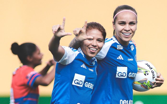 Letícia Ferreira comemora gol ao lado de Gaby Rodríguez