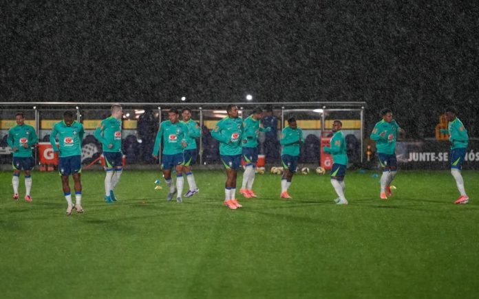 Rhuan Gabriel (ao fundo) em treino da Seleção Sub-20