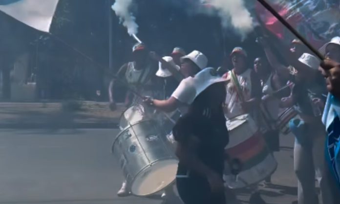 Torcida do Cruzeiro recepcionou ônibus na Toca I