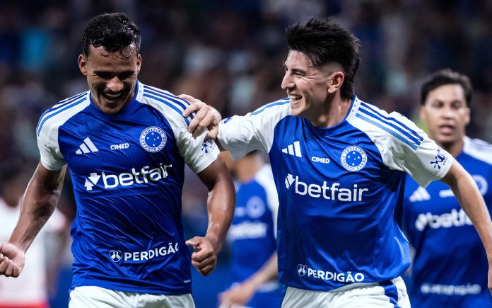 Villalba e Kaiki comemoram gol pelo Cruzeiro (Foto: Gustavo Aleixo/Cruzeiro)
