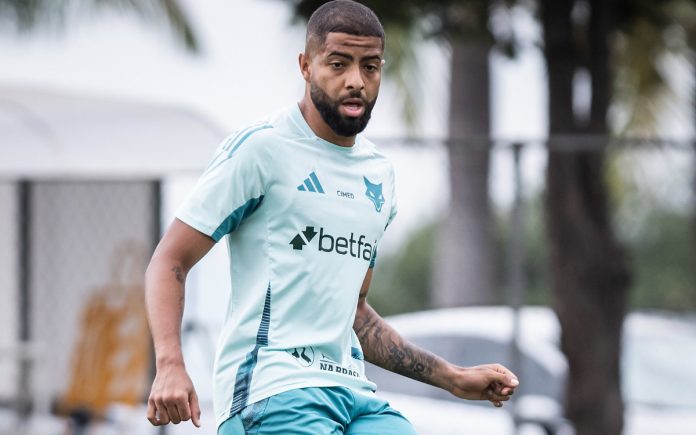 João Marcelo foi relacionado para duelo com o Vasco