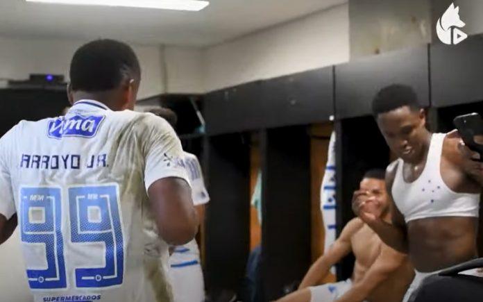 Arroyo e Sinisterra fazem dancinha após vitória na Arena Fonte Nova (Foto: Reprodução/TV Cruzeiro)