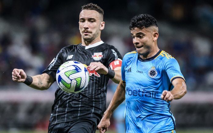 Bruno Rodrigues tenta passar de Léo Ortiz em Cruzeiro x Bragantino, em 2023