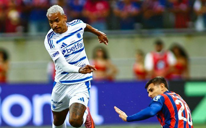 Matheus Pereira deixou Acevedo no chão no segundo tempo