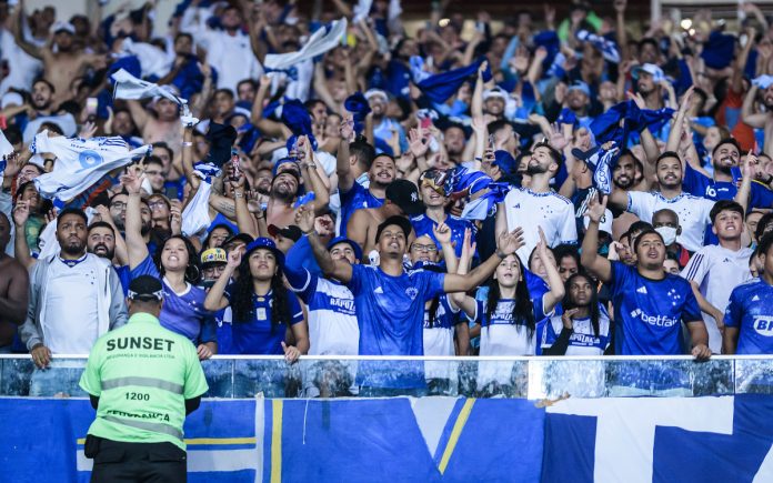 Torcida do Cruzeiro no Maracanã contra o Flamengo