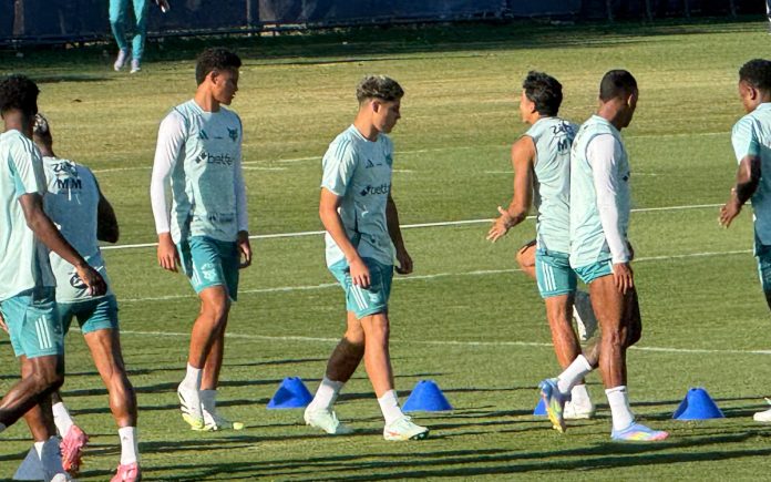 Baptistella em treino do Cruzeiro na Toca II
