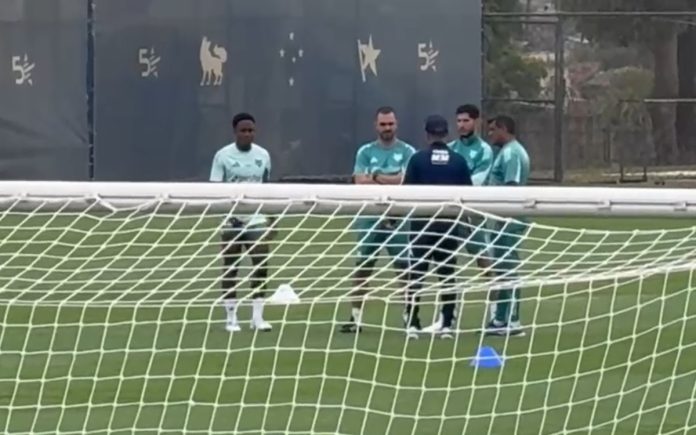 Luis Sinisterra em treino do Cruzeiro