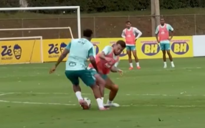 Arroyo dribla Matheus Henrique em treino (Foto: Reprodução/TV Cruzeiro)