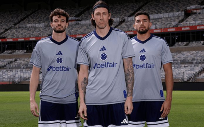 Cruzeiro lançou camisa especial para homenagear goleiros históricos