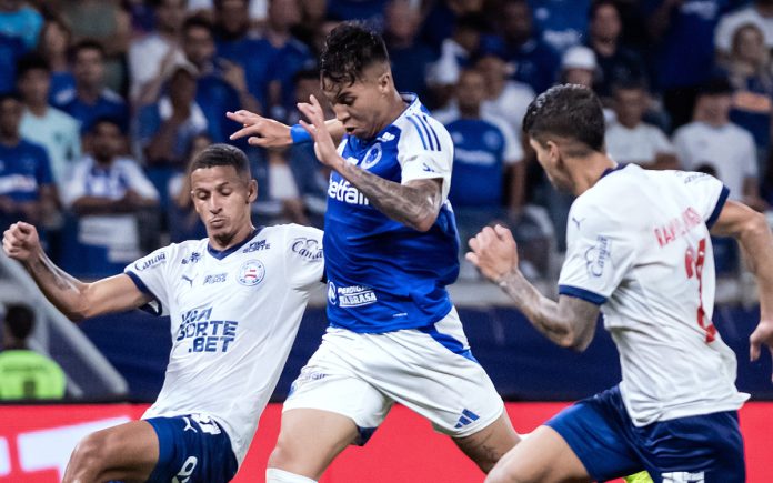 Lance do duelo entre Bahia e Cruzeiro, pelo 1º turno do Brasileirão