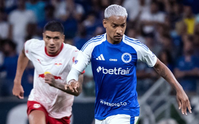 Matheus Pereira em jogo contra o Bragantino