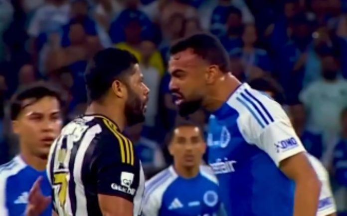 Fabrício Bruno e Hulk discutiram no 1º tempo do clássico