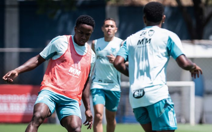 Sinisterra voltou a treinar com o grupo nesta segunda (29)