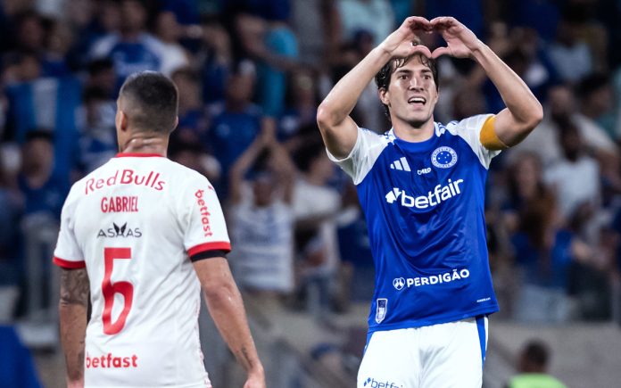 Lucas Silva comemora golaço contra o Bragantino