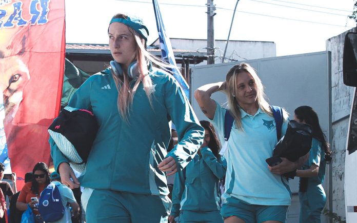 Isa Haas e Vitória Calhau antes da primeira final, no Independência