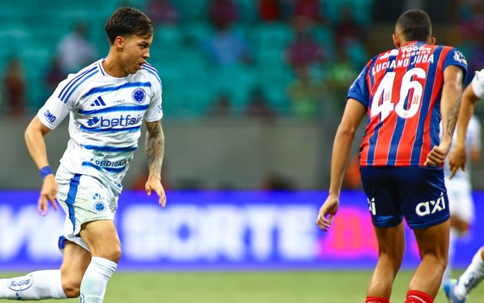 Kaio Jorge em jogada contra Luciano Juba, na Fonte Nova