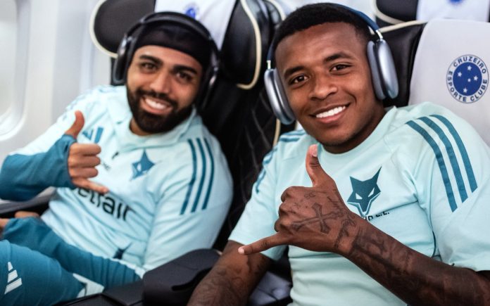 Keny Arroyo ao lado de Gabigol em primeira viagem pelo Cruzeiro