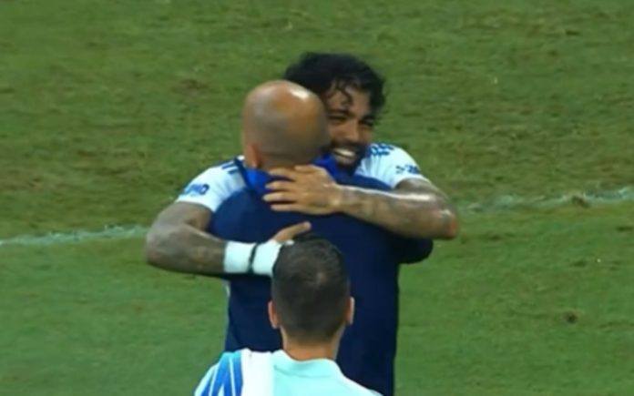 Gabigol abraçou Leonardo Jardim após vitória em Salvador