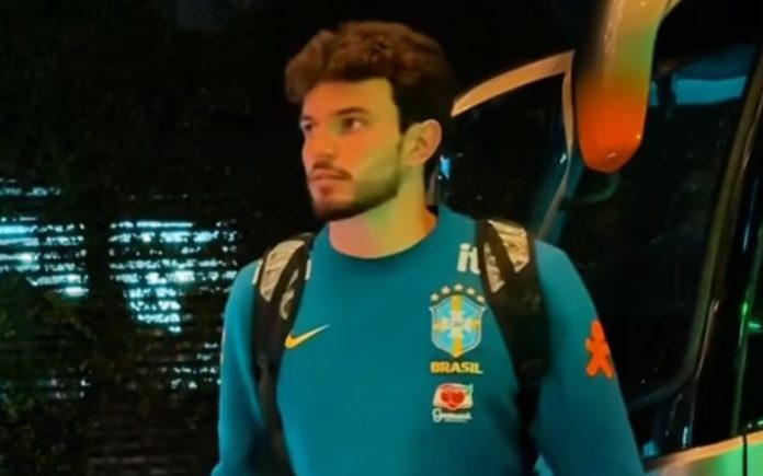 Otávio na chegada da Seleção Sub-20 em Santiago