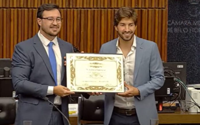 Lucas Silva recebeu o título de cidadão honorário de BH (Foto: Reprodução/Câmara de Belo Horizonte)