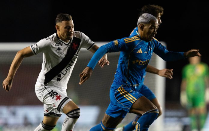 Matheus Pereira em jogo contra o Vasco, em São Januário