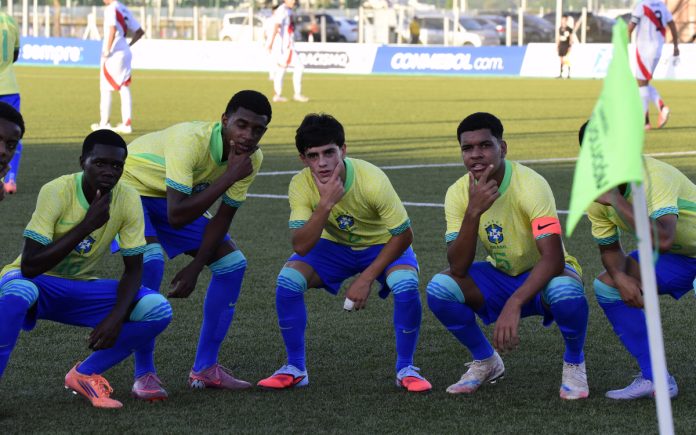 Jogadores da Seleção Brasileira Sub-15, em comemoração de gol na Liga Evolução