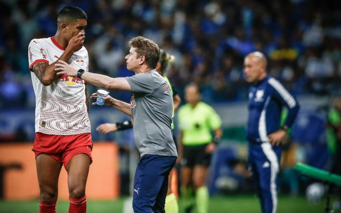 Fernando Seabra dá instrução para Lucas Barbosa; Jardim olha jogo ao fundo