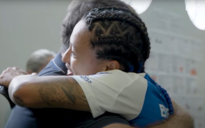 O abraço de Pedrinho em Byanca Brasil, do Cruzeiro (Foto: Reprodução/TV Cruzeiro)