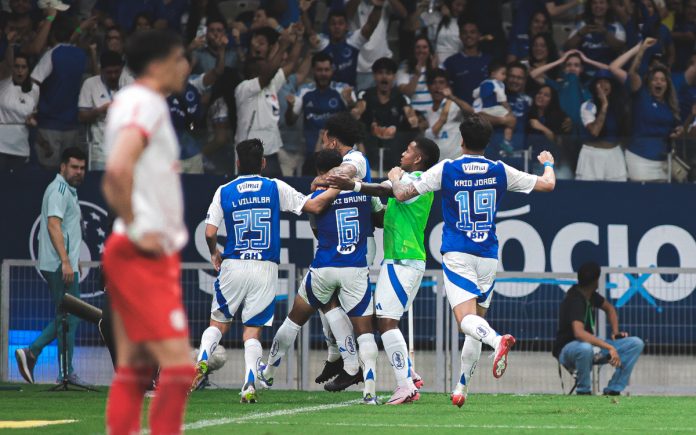 Jogadores do Cruzeiro comemoram virada sobre o Bragantino