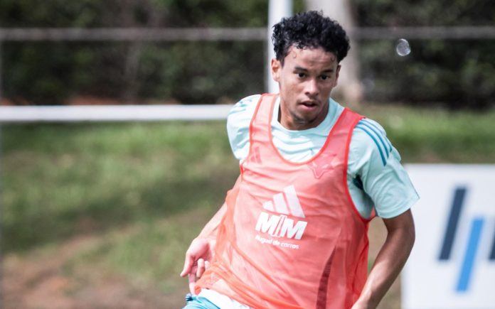 Rhuan Gabriel no treino do Cruzeiro, na Toca II