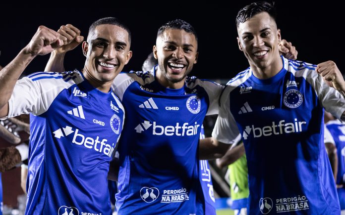 Christian, Wanderson e Kaio Jorge comemoram vitória sobre o Vasco no Parque do Sabiá (Foto: Gustavo Aleixo/Cruzeiro)