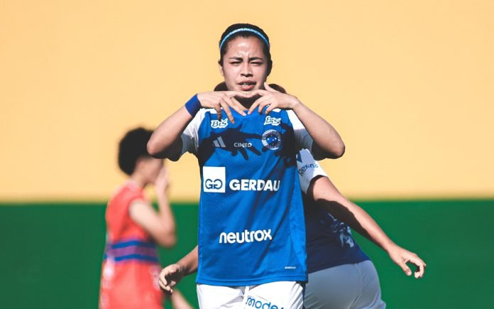 Monse Ayala marcou dois gols em sua estreia pelas Cabulosas