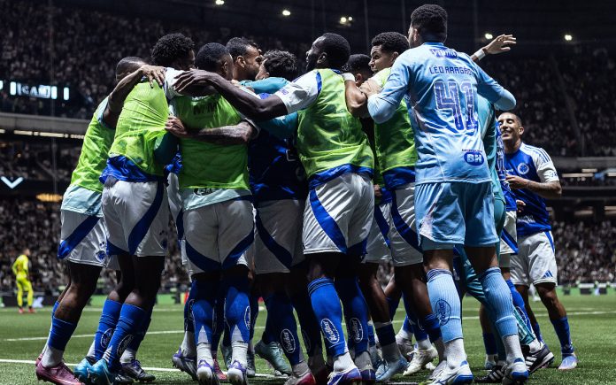 Time do Cruzeiro comemora gol na Arena (Foto: Gustavo Aleixo/Cruzeiro)