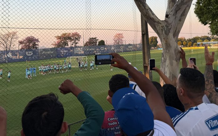 Torcida do Cruzeiro teve rápido contato visual com jogadores