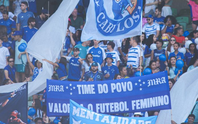 Torcida do Cruzeiro contra o Corinthians, pelo Brasileirão Feminino