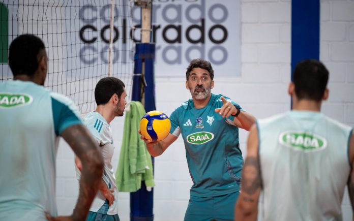 Filipe Ferraz orienta elenco do Sada Cruzeiro em treino