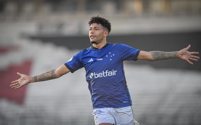 Machado comemora gol de falta que deu vitória ao Cruzeiro, em São Januário