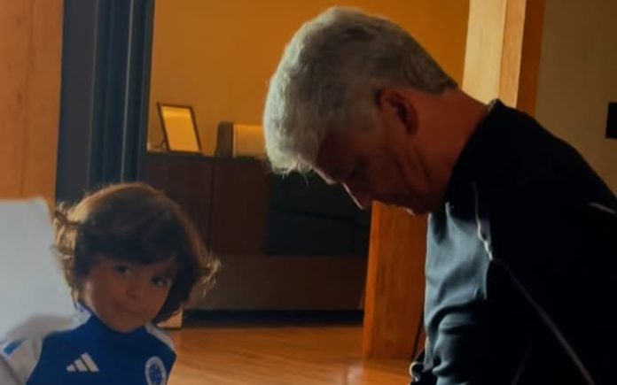 Bebeto e o neto Mikai, filho do meia Eduardo