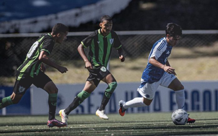 Henrique Lemos, do Cruzeiro, no duelo com o América-MG
