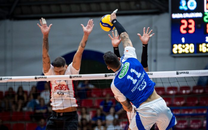 Lance do jogo entre Cruzeiro e Sesi pela Superliga