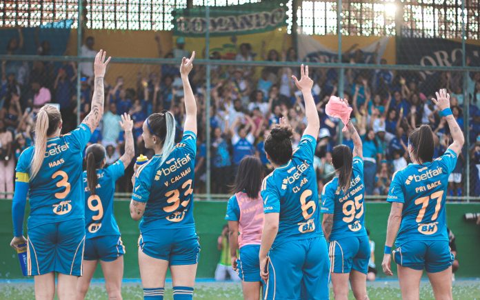 Cabulosas celebraram vitória no clássico ao lado da torcida