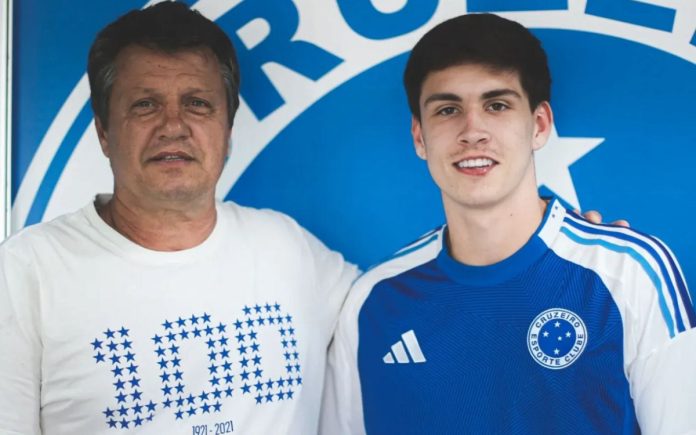 Adilson Batista, coordenador das categorias de base do Cruzeiro, e Rayan Lelis (Foto: Divulgação/Cruzeiro)