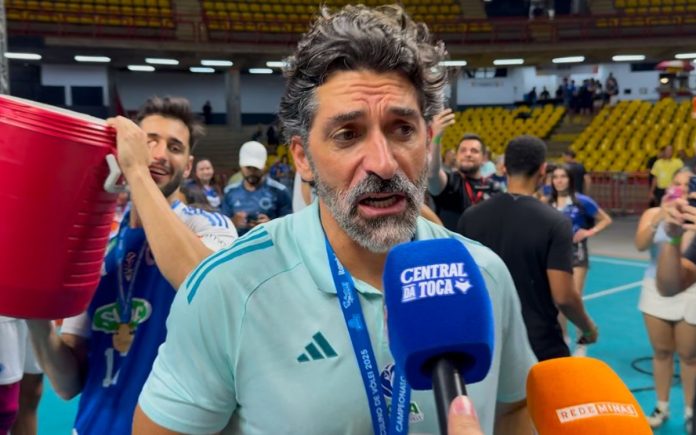 Alê deu 'banho de gelo' no técnico Filipe Ferraz