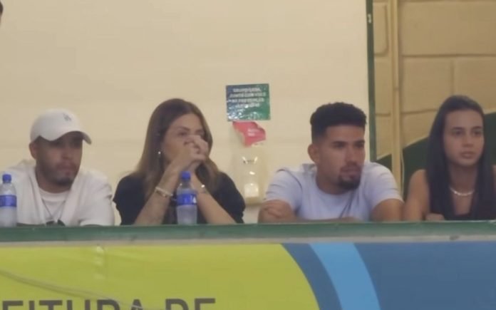 William e Leo Aragão acompanham jogo do Sada Cruzeiro (Foto: Reprodução/Diário Celeste)