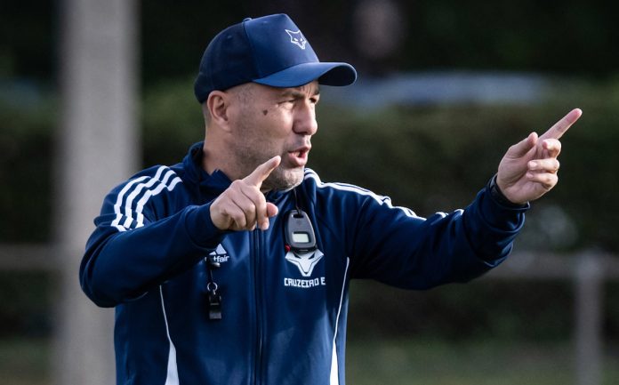 Leonardo Jardim comandou treino do Cruzeiro na Toca II