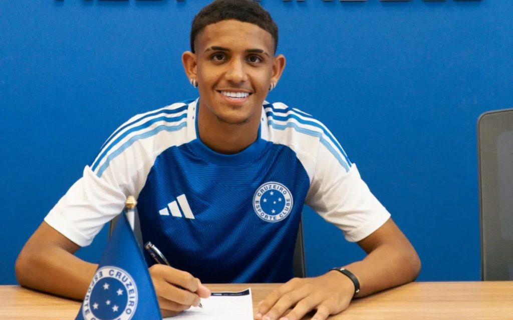 Pietro Tavares, atacante do Cruzeiro, assinou até dezembro de 2028 (Foto: Divulgação/Cruzeiro)