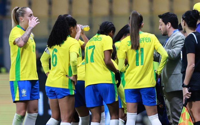 Isa Haas e jogadoras da Seleção conversam com o técnico Arthur Elias (Foto: Lívia Villas Boas/ CBF)