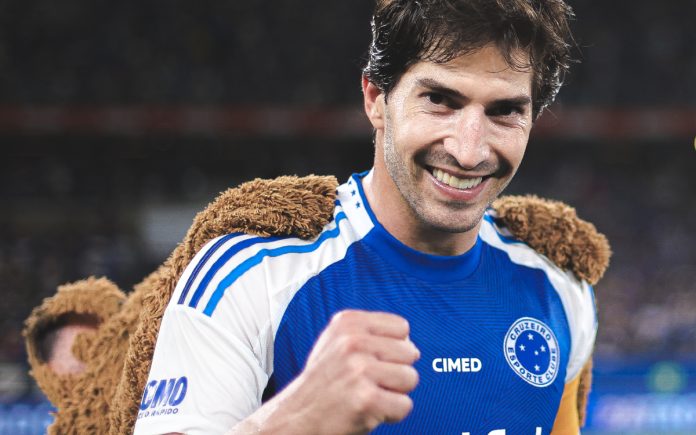 Lucas Silva comemora vitória do Cruzeiro diante do Red Bull Bragantino (Foto: Gustavo Aleixo/Cruzeiro)