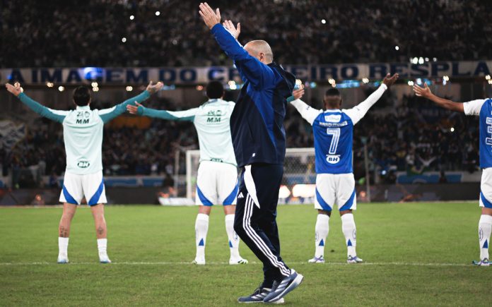 Leonardo Jardim comemora com a torcida do Cruzeiro, no Mineirão (Foto: Gustavo Martins/Cruzeiro)