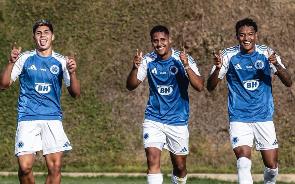 Baptistella, Fernando e Kenji comemoram gol da vitória (Foto: Vinícius Januário/Onefoto)